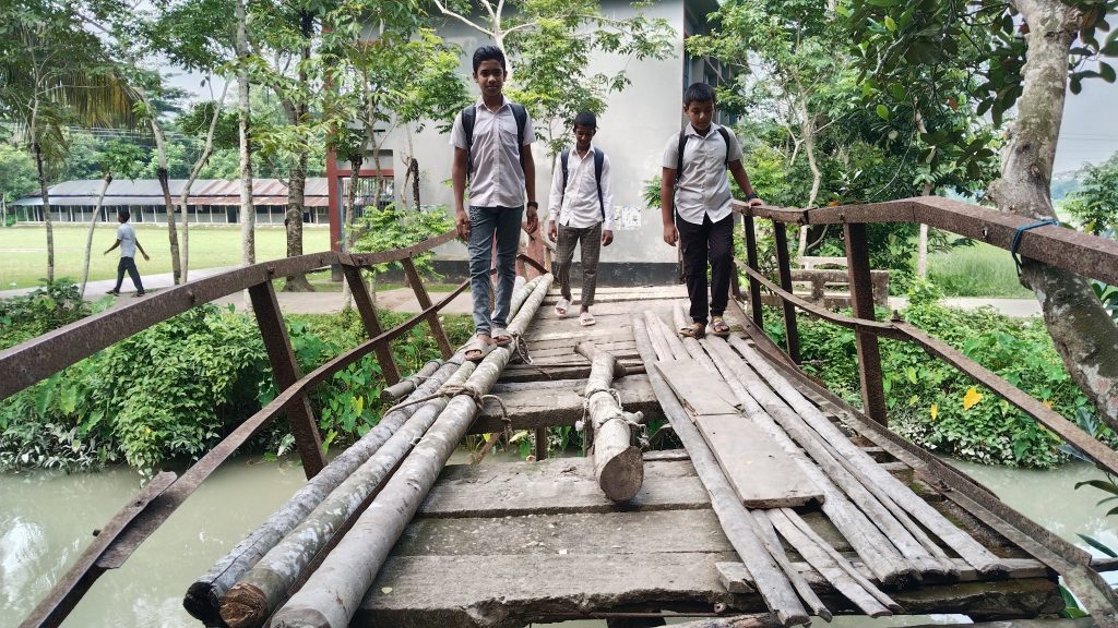 রাজাপুরে খালের জরাজীর্ণ ব্রিজের লোহার বিম নড়বড়ে; বাঁশ-সুপারী গাছ দিয়ে চলছে পারাপার